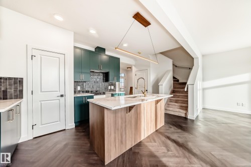 33 Chartres Close, St. Albert, AB - Indoor Photo Showing Kitchen With Upgraded Kitchen
