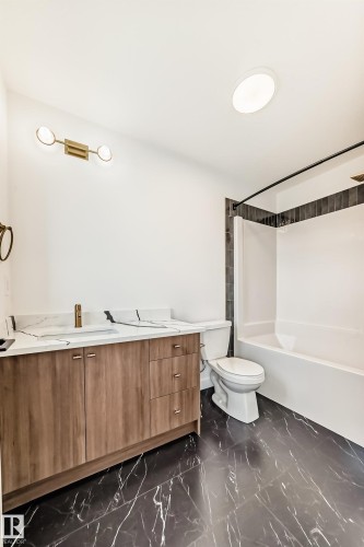 33 Chartres Close, St. Albert, AB - Indoor Photo Showing Bathroom