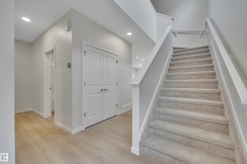 827 Rowan Close, Edmonton, AB - Indoor Photo Showing Other Room