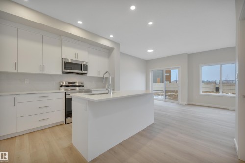 827 Rowan Close, Edmonton, AB - Indoor Photo Showing Kitchen With Upgraded Kitchen