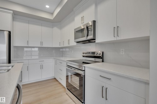 827 Rowan Close, Edmonton, AB - Indoor Photo Showing Kitchen With Stainless Steel Kitchen With Double Sink With Upgraded Kitchen