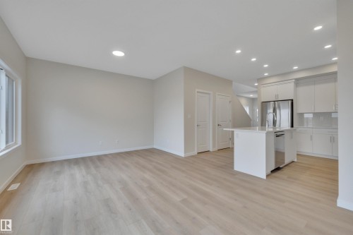 827 Rowan Close, Edmonton, AB - Indoor Photo Showing Kitchen