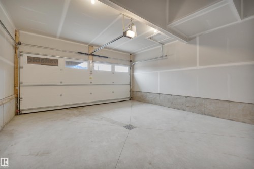 827 Rowan Close, Edmonton, AB - Indoor Photo Showing Garage