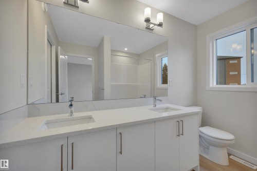 827 Rowan Close, Edmonton, AB - Indoor Photo Showing Bathroom