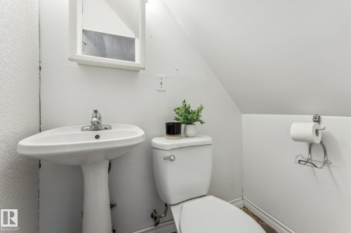 11211 93 Street, Edmonton, AB - Indoor Photo Showing Bathroom