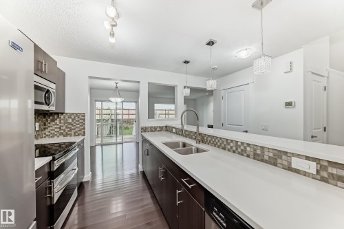 359 Simmonds Way, Leduc, AB - Indoor Photo Showing Kitchen With Double Sink With Upgraded Kitchen