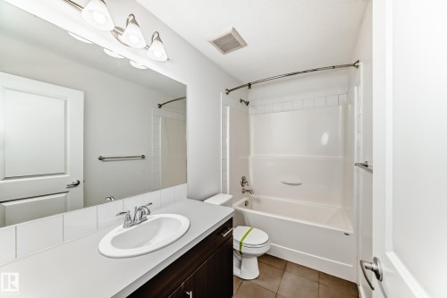 359 Simmonds Way, Leduc, AB - Indoor Photo Showing Bathroom