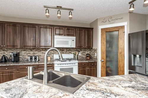 23 Deer Park Crescent, Spruce Grove, AB - Indoor Photo Showing Kitchen With Double Sink With Upgraded Kitchen