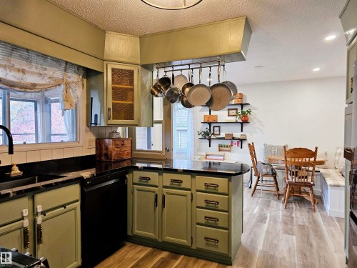 127 Grand Meadow Crescent, Edmonton, AB - Indoor Photo Showing Kitchen