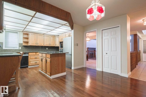 52 Blue Quill Crescent Nw, Edmonton, AB - Indoor Photo Showing Kitchen