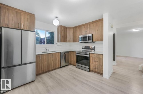 125 Kaskitayo Co, Edmonton, AB - Indoor Photo Showing Kitchen