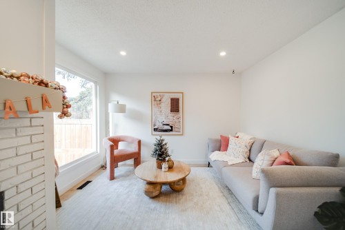 475 Dunluce Road, Edmonton, AB - Indoor Photo Showing Living Room