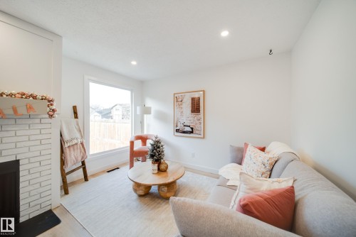 475 Dunluce Road, Edmonton, AB - Indoor Photo Showing Living Room