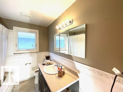 4723 103 Avenue, Edmonton, AB - Indoor Photo Showing Bathroom