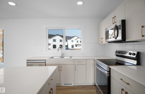 14 1430 Aster Way, Edmonton, AB - Indoor Photo Showing Kitchen