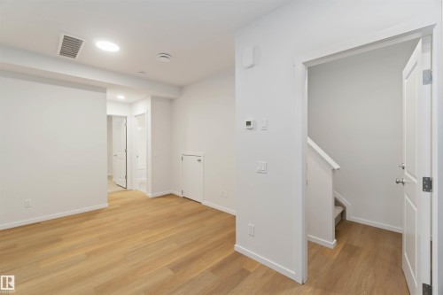4275 Kinglet Drive Nw, Edmonton, AB - Indoor Photo Showing Other Room