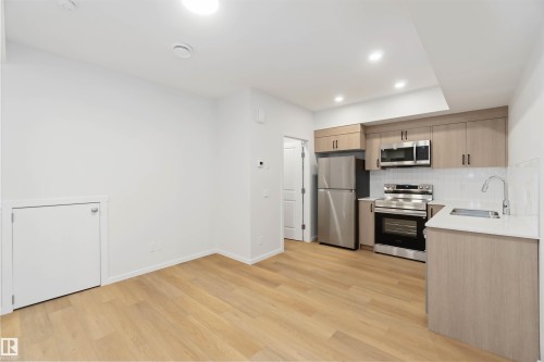 4275 Kinglet Drive Nw, Edmonton, AB - Indoor Photo Showing Kitchen