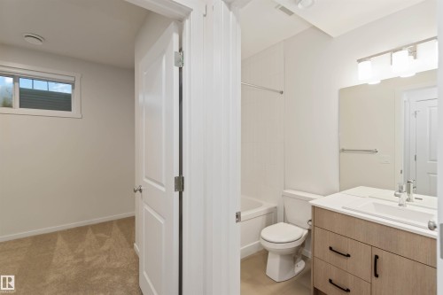 4275 Kinglet Drive Nw, Edmonton, AB - Indoor Photo Showing Bathroom