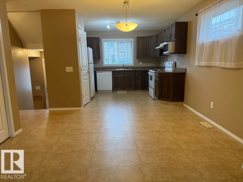 36 Vivian Way, Spruce Grove, AB - Indoor Photo Showing Kitchen