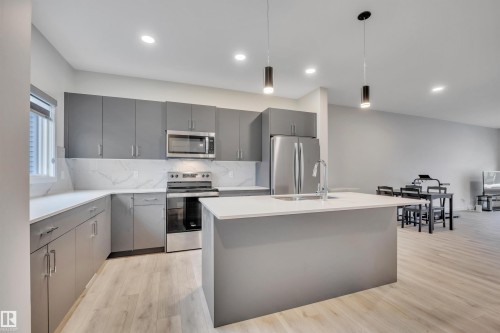 3323 Erlanger Bend, Edmonton, AB - Indoor Photo Showing Kitchen With Upgraded Kitchen