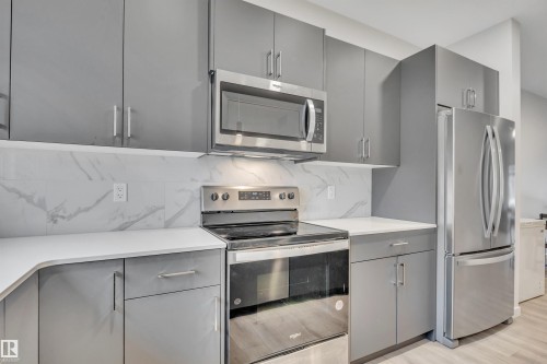 3323 Erlanger Bend, Edmonton, AB - Indoor Photo Showing Kitchen