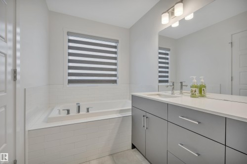 3323 Erlanger Bend, Edmonton, AB - Indoor Photo Showing Bathroom