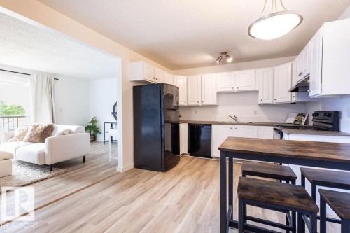 52 10208 113 Street, Edmonton, AB - Indoor Photo Showing Kitchen