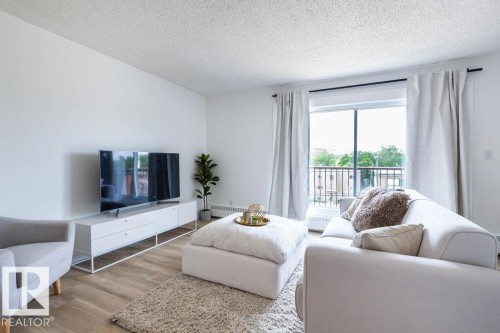 52 10208 113 Street, Edmonton, AB - Indoor Photo Showing Living Room