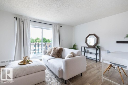 52 10208 113 Street, Edmonton, AB - Indoor Photo Showing Living Room
