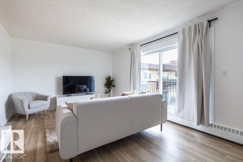 52 10208 113 Street, Edmonton, AB - Indoor Photo Showing Living Room