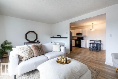 52 10208 113 Street, Edmonton, AB - Indoor Photo Showing Living Room