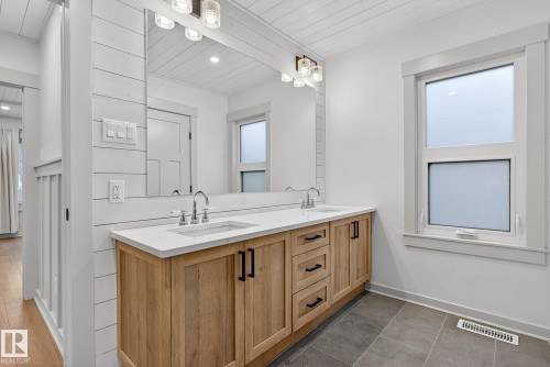 9653 83 Avenue, Edmonton, AB - Indoor Photo Showing Bathroom