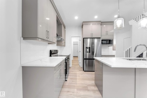 60 Hemingway Crescent, Spruce Grove, AB - Indoor Photo Showing Kitchen With Upgraded Kitchen