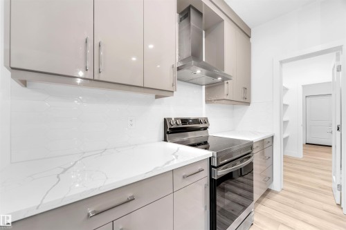 60 Hemingway Crescent, Spruce Grove, AB - Indoor Photo Showing Kitchen With Upgraded Kitchen