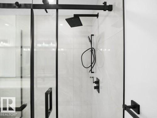 3326 Chickadee Dr, Edmonton, AB - Indoor Photo Showing Bathroom