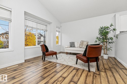 7822 Schmid Place, Edmonton, AB - Indoor Photo Showing Living Room