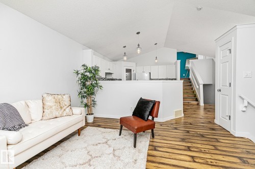 7822 Schmid Place, Edmonton, AB - Indoor Photo Showing Living Room