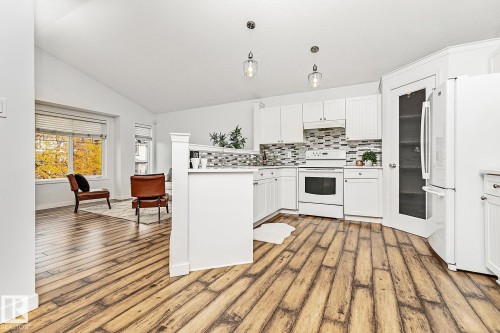 7822 Schmid Place, Edmonton, AB - Indoor Photo Showing Kitchen With Upgraded Kitchen