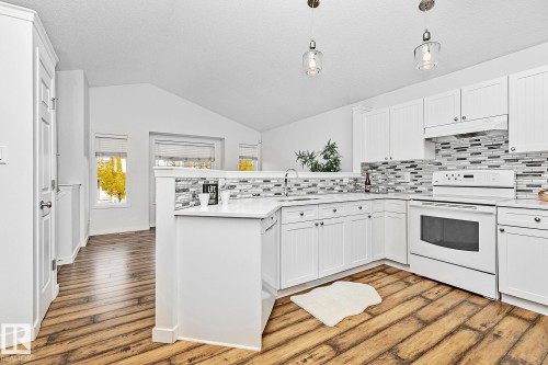 7822 Schmid Place, Edmonton, AB - Indoor Photo Showing Kitchen With Upgraded Kitchen
