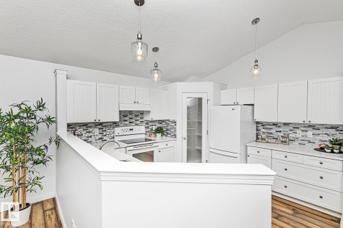 7822 Schmid Place, Edmonton, AB - Indoor Photo Showing Kitchen
