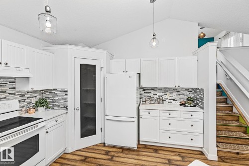 7822 Schmid Place, Edmonton, AB - Indoor Photo Showing Kitchen With Upgraded Kitchen