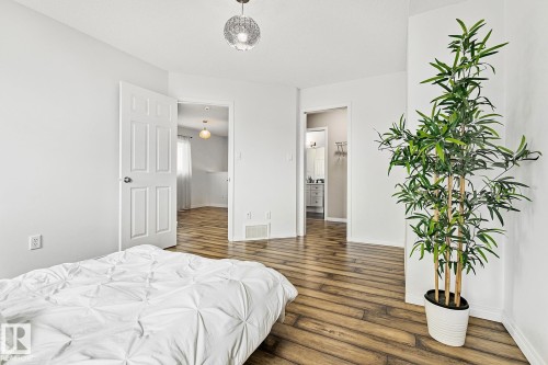 7822 Schmid Place, Edmonton, AB - Indoor Photo Showing Bedroom