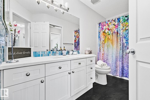 7822 Schmid Place, Edmonton, AB - Indoor Photo Showing Bathroom