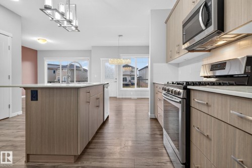 3319 8 Street, Edmonton, AB - Indoor Photo Showing Kitchen With Upgraded Kitchen