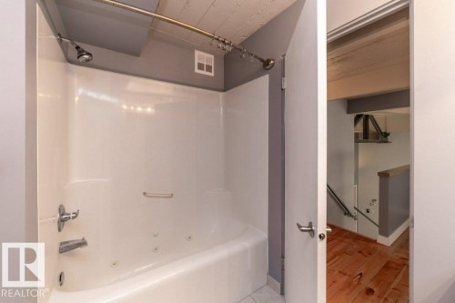 208 10009 102 Avenue, Edmonton, AB - Indoor Photo Showing Bathroom