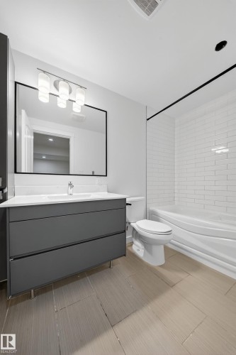 10916 175 Avenue, Edmonton, AB - Indoor Photo Showing Bathroom