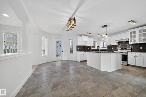 10916 175 Avenue, Edmonton, AB - Indoor Photo Showing Kitchen