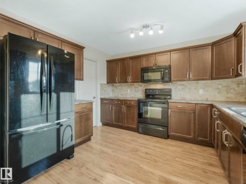 3003 16 Avenue, Edmonton, AB - Indoor Photo Showing Kitchen