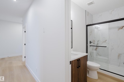 811 Elderberry Court, Edmonton, AB - Indoor Photo Showing Bathroom