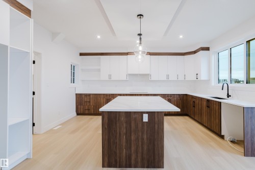 811 Elderberry Court, Edmonton, AB - Indoor Photo Showing Kitchen